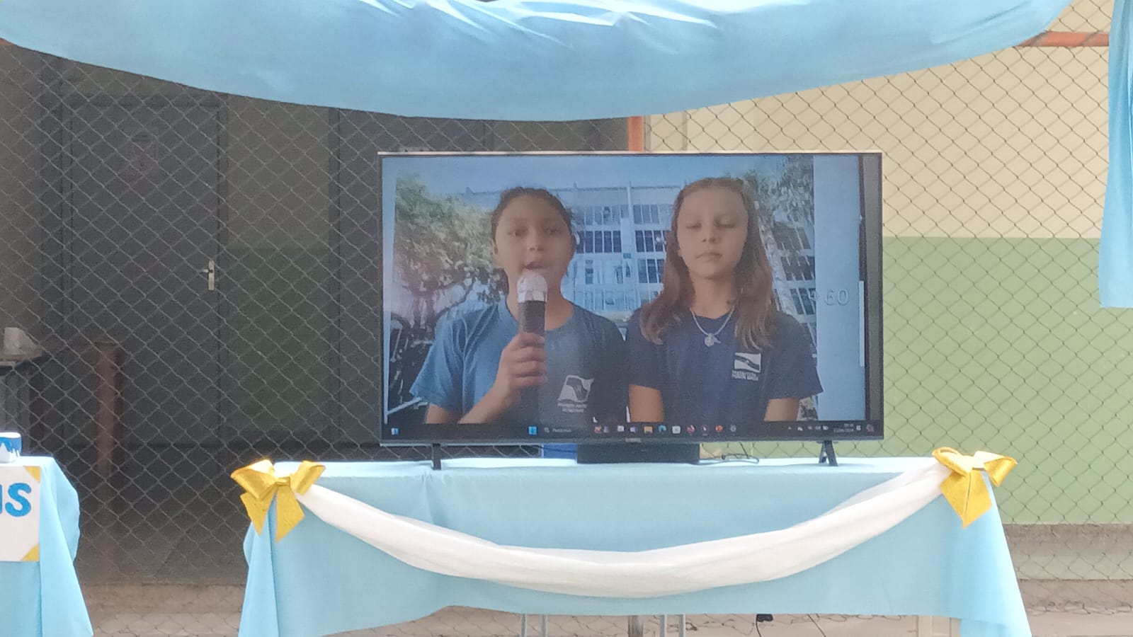 Os alunos realizaram pesquisas sobre os bairros da cidade e gravaram reportagens expondo os conhecimentos adquiridos.