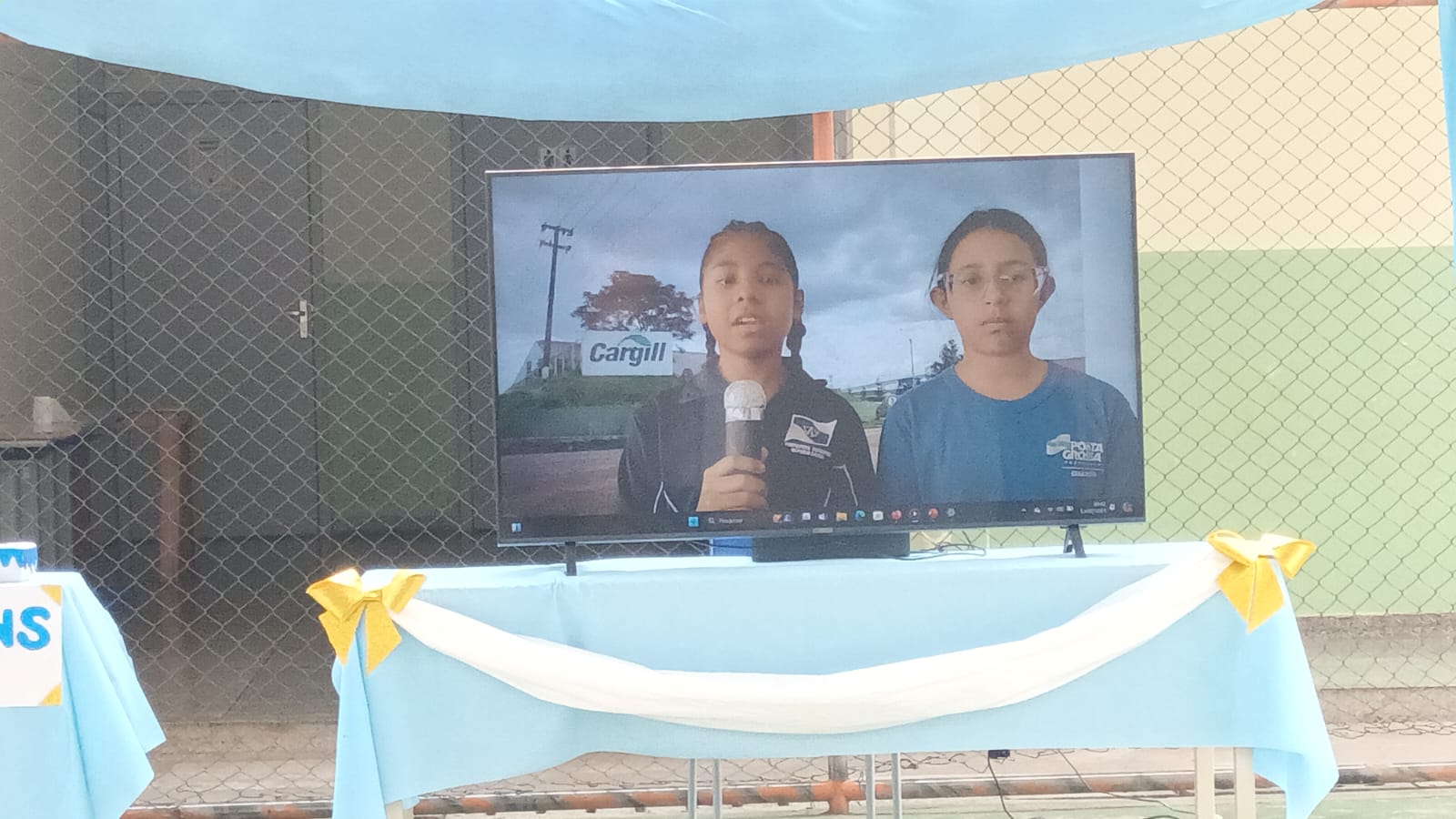 Os alunos realizaram pesquisas sobre os bairros da cidade e gravaram reportagens expondo os conhecimentos adquiridos.