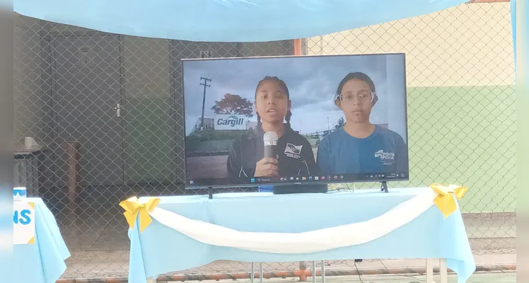 Os alunos realizaram pesquisas sobre os bairros da cidade e gravaram reportagens expondo os conhecimentos adquiridos.