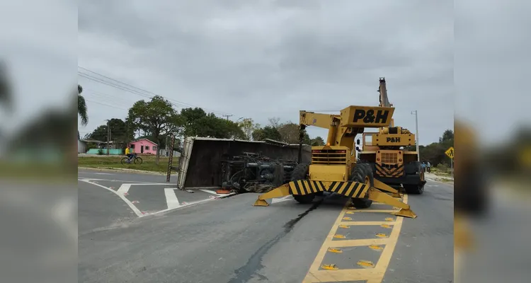 Dois guinchos se dirigiram ao local para levantar a peça e colocá-la em outro caminhão.