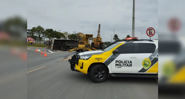 A Polícia Militar compareceu ao incidente para sinalizar a rodovia.