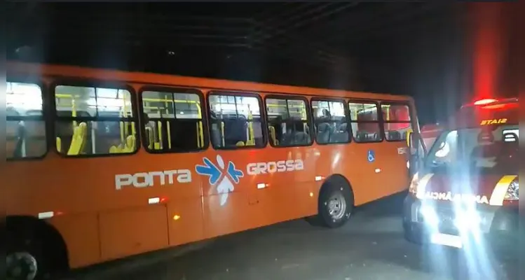 Ônibus da VCG colide contra poste e muro de casa, durante tentativa de assalto, em Uvaranas |