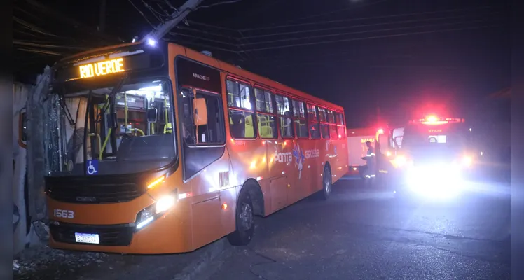 Ônibus da VCG colide contra poste e muro de casa, durante tentativa de assalto, em Uvaranas |