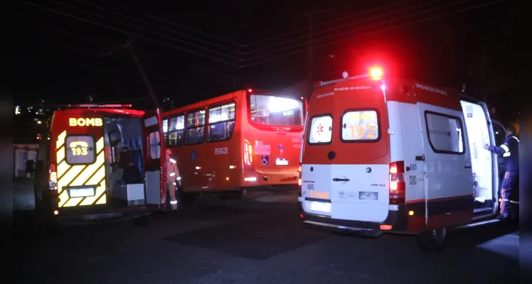 Ônibus da VCG colide contra poste e muro de casa, durante tentativa de assalto, em Uvaranas |