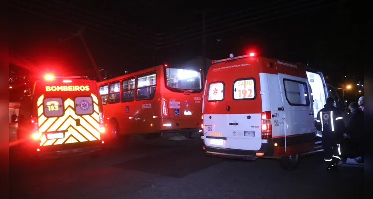 Ônibus da VCG colide contra poste e muro de casa, durante tentativa de assalto, em Uvaranas |