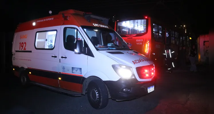 Ônibus da VCG colide contra poste e muro de casa, durante tentativa de assalto, em Uvaranas |