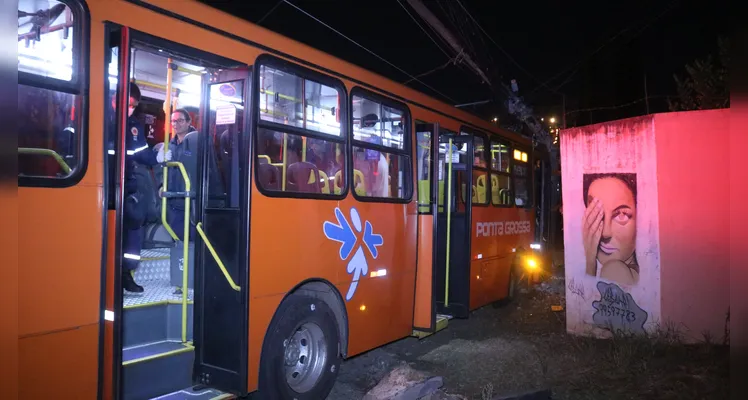 Ônibus da VCG colide contra poste e muro de casa, durante tentativa de assalto, em Uvaranas |