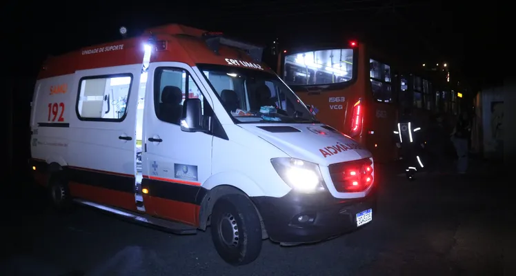 Ônibus da VCG colide contra poste e muro de casa, durante tentativa de assalto, em Uvaranas |