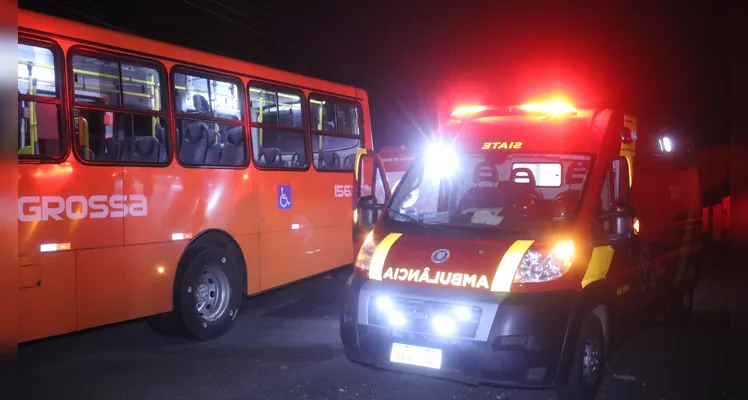 Ônibus da VCG colide contra poste e muro de casa, durante tentativa de assalto, em Uvaranas |