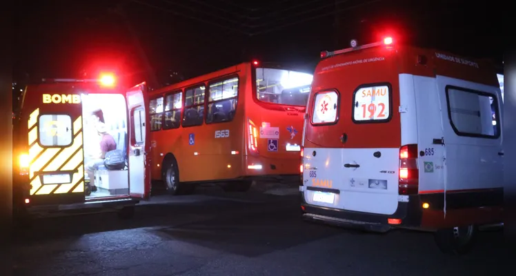 Ônibus da VCG colide contra poste e muro de casa, durante tentativa de assalto, em Uvaranas |