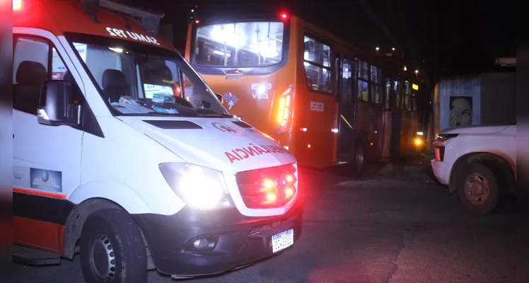 Ônibus da VCG colide contra poste e muro de casa, durante tentativa de assalto, em Uvaranas |