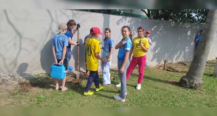 A turma também realizou tarefas como cruzadinhas e caça-palavras e ações práticas como o plantio de mudas.