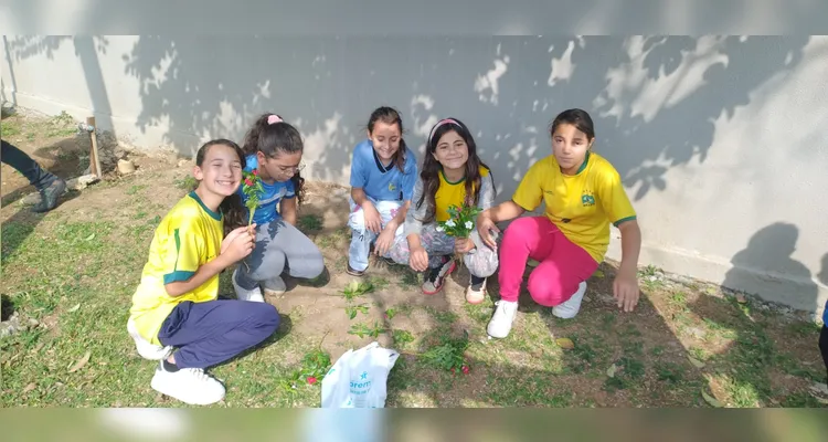 A turma também realizou tarefas como cruzadinhas e caça-palavras e ações práticas como o plantio de mudas.