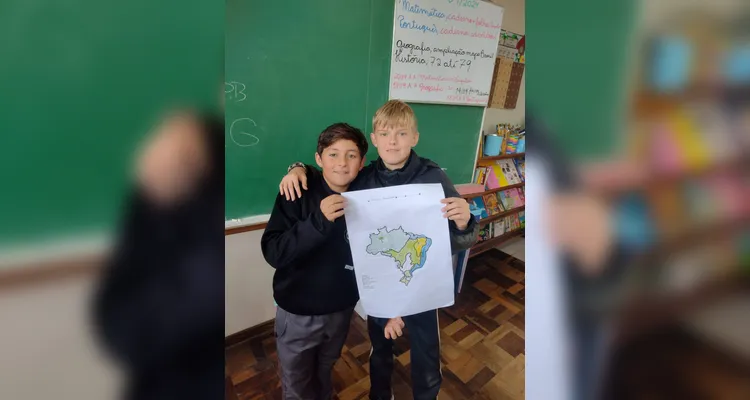 A turma também confeccionou representações do mapa do Brasil, destacando os biomas estudados.