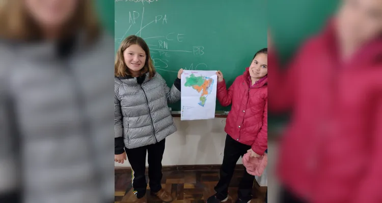 A turma também confeccionou representações do mapa do Brasil, destacando os biomas estudados.