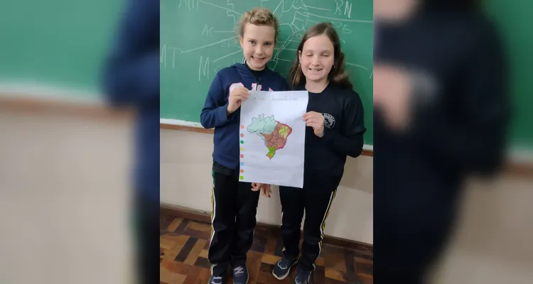 A turma também confeccionou representações do mapa do Brasil, destacando os biomas estudados.