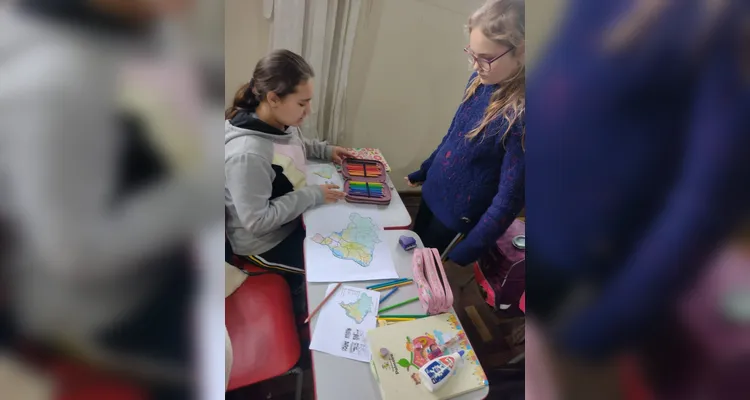 A turma também confeccionou representações do mapa do Brasil, destacando os biomas estudados.