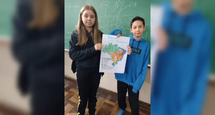 A turma também confeccionou representações do mapa do Brasil, destacando os biomas estudados.