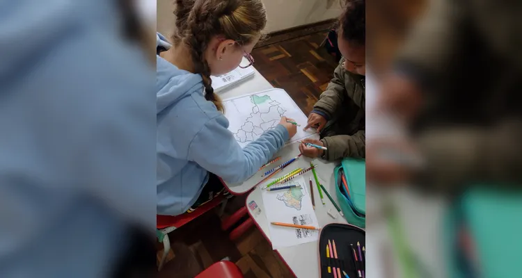 A turma também confeccionou representações do mapa do Brasil, destacando os biomas estudados.