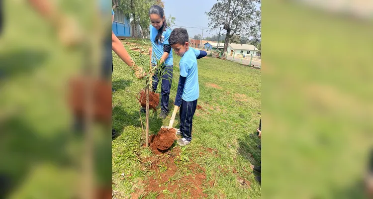 Como atividade prática, a classe foi até o jardim da escola e realizou o plantio de árvores para celebrar a data.