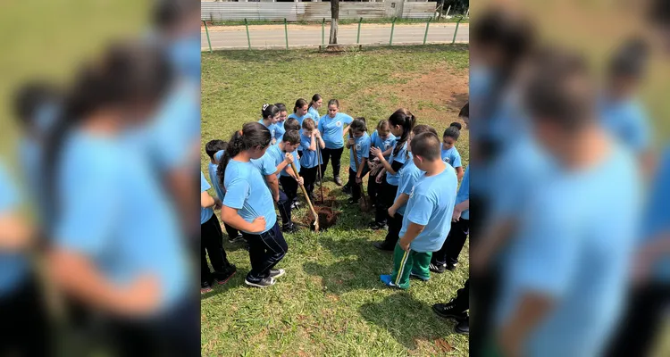 Como atividade prática, a classe foi até o jardim da escola e realizou o plantio de árvores para celebrar a data.