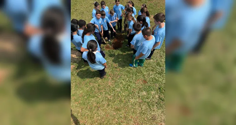 Como atividade prática, a classe foi até o jardim da escola e realizou o plantio de árvores para celebrar a data.