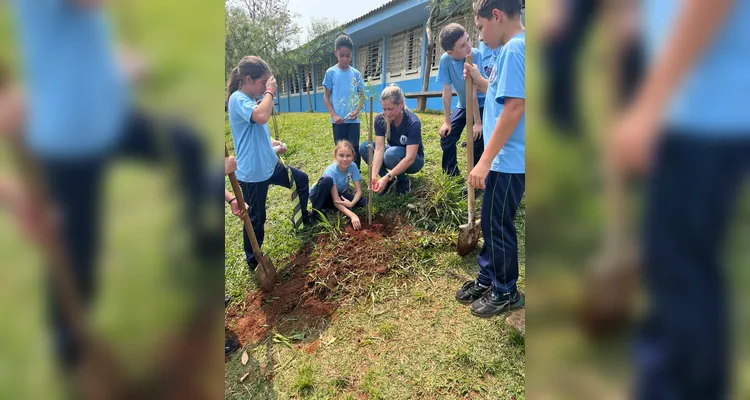 Como atividade prática, a classe foi até o jardim da escola e realizou o plantio de árvores para celebrar a data.