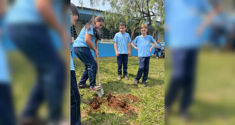 Como atividade prática, a classe foi até o jardim da escola e realizou o plantio de árvores para celebrar a data.