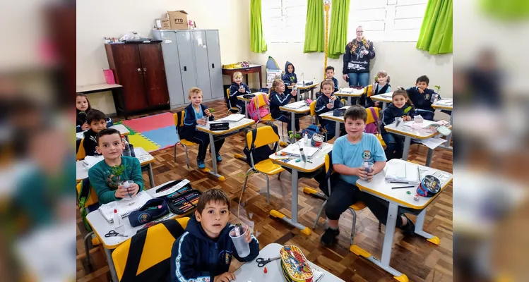 Após diversos estudos teóricos, a turma realizou visitas as demais classes da escola para transmitir os conhecimentos adquiridos e entregar panfletos e mudas de árvores.