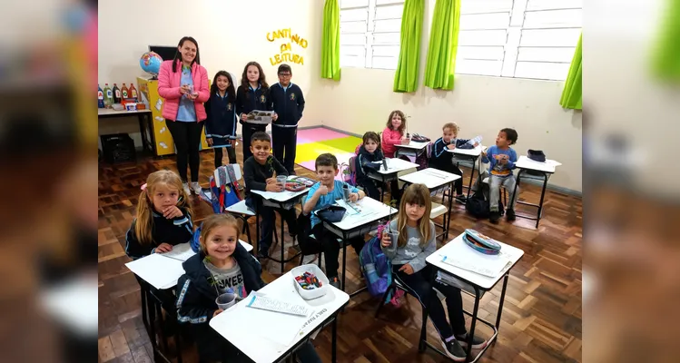 Após diversos estudos teóricos, a turma realizou visitas as demais classes da escola para transmitir os conhecimentos adquiridos e entregar panfletos e mudas de árvores.