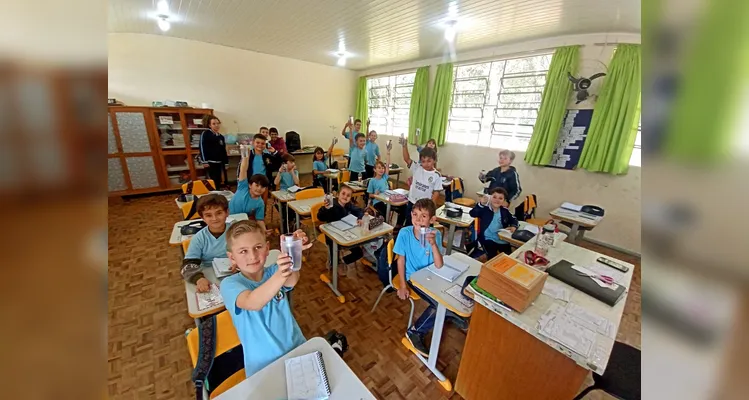 Após diversos estudos teóricos, a turma realizou visitas as demais classes da escola para transmitir os conhecimentos adquiridos e entregar panfletos e mudas de árvores.