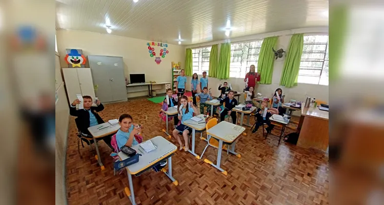 Após diversos estudos teóricos, a turma realizou visitas as demais classes da escola para transmitir os conhecimentos adquiridos e entregar panfletos e mudas de árvores.