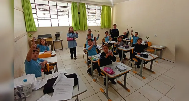 Após diversos estudos teóricos, a turma realizou visitas as demais classes da escola para transmitir os conhecimentos adquiridos e entregar panfletos e mudas de árvores.