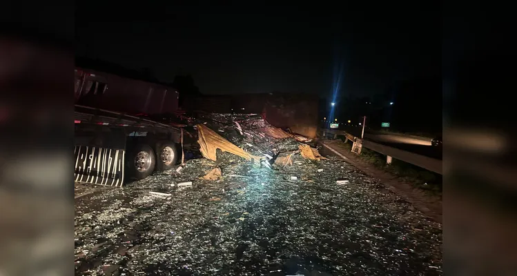 Cargas de vidro e adubo ficaram espalhadas pela pista |