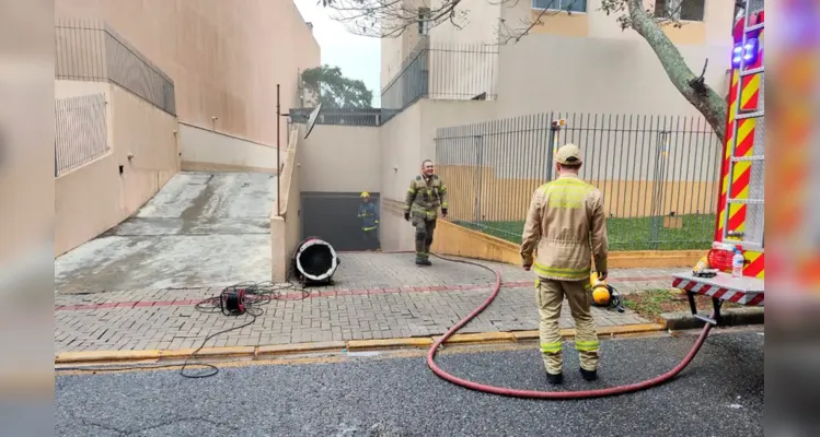 Carro explode em garagem de prédio e deixa três feridos no PR