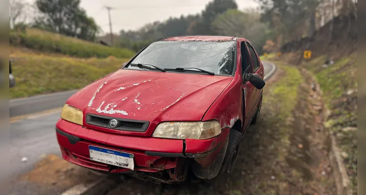 Motorista do veículo teve ferimentos e foi levada para a UPA Santana.