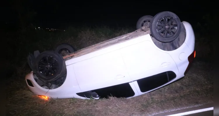 Carro capota na Avenida Pedro Wosgrau, na noite de sexta-feira (2), em Ponta Grossa |