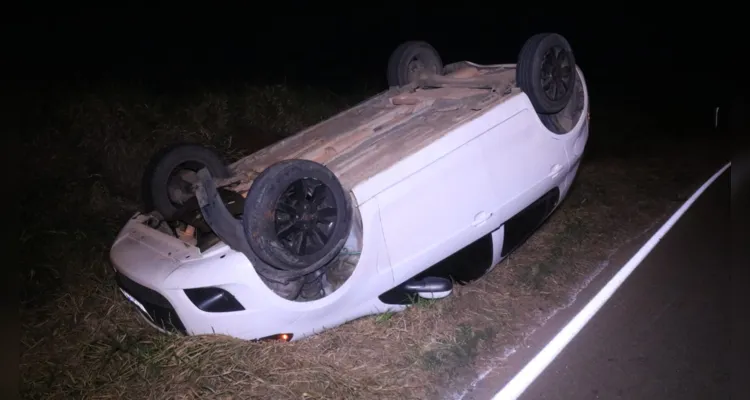 Carro capota na Avenida Pedro Wosgrau, na noite de sexta-feira (2), em Ponta Grossa |