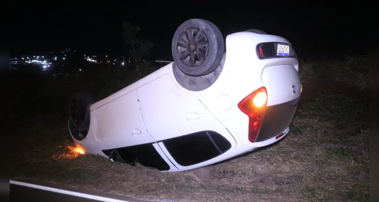 Carro capota na Avenida Pedro Wosgrau, na noite de sexta-feira (2), em Ponta Grossa |