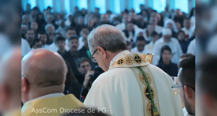 Catedral fica lotada na posse de Dom Bruno em PG; veja fotos