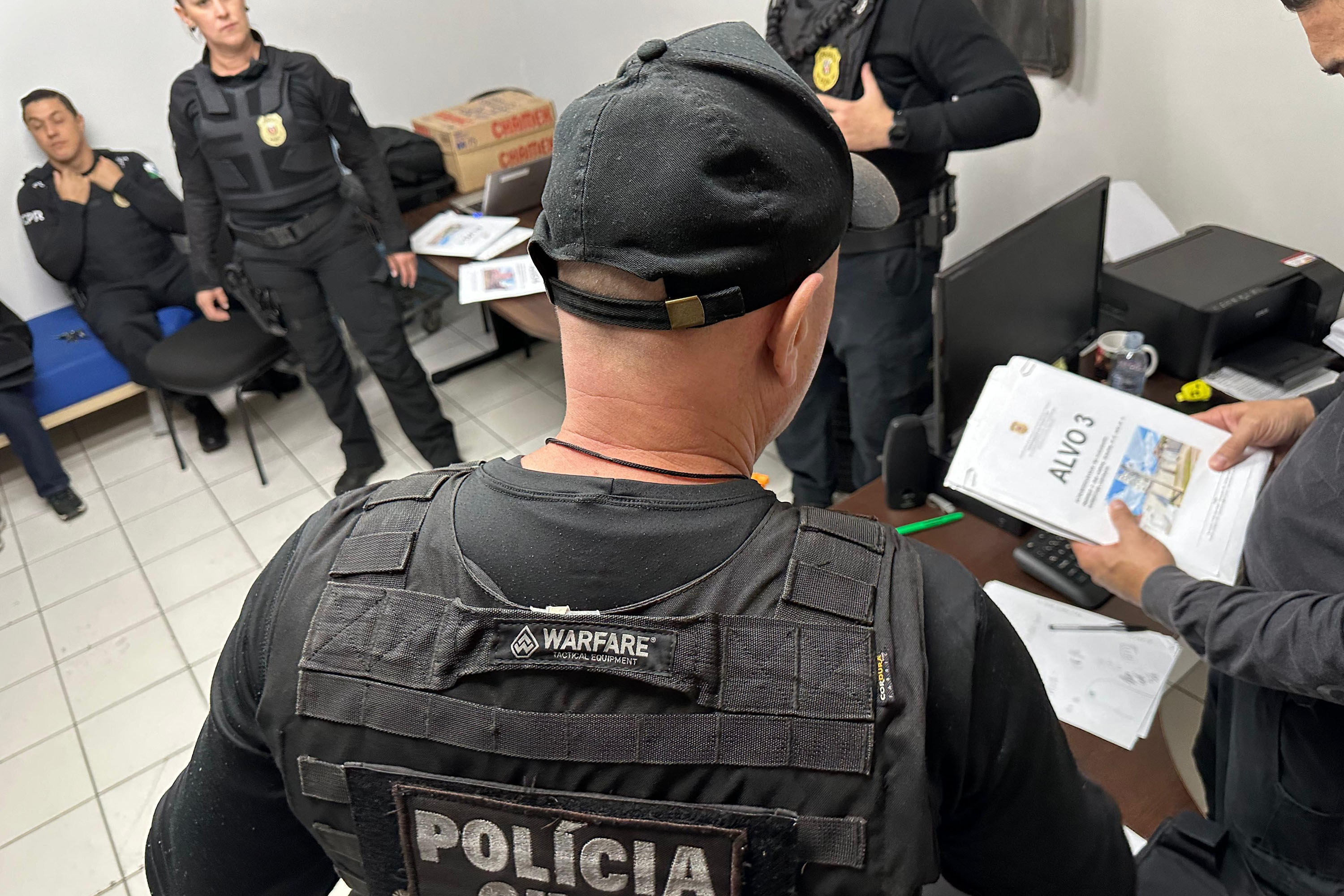 Polícia Civil prende dois suspeitos de integrar a organização criminosa responsável por aplicar golpes em motoristas idosos, no Paraná. As prisões foram realizadas na manhã deste domingo (1) |