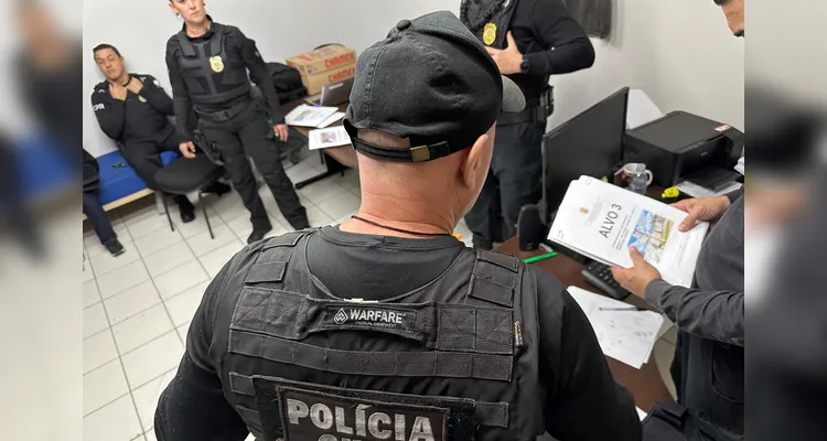 Polícia Civil prende dois suspeitos de integrar a organização criminosa responsável por aplicar golpes em motoristas idosos, no Paraná. As prisões foram realizadas na manhã deste domingo (1) |