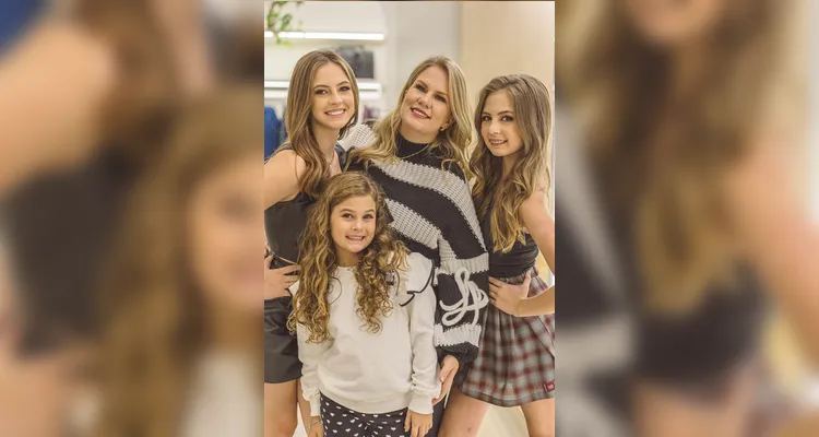 Paula Vanessa Szczerba Pereck e suas filhas Raphaella
Pereck, Heloísa Pereck e Giovanna Pereck ( Dia das Mães 2024).