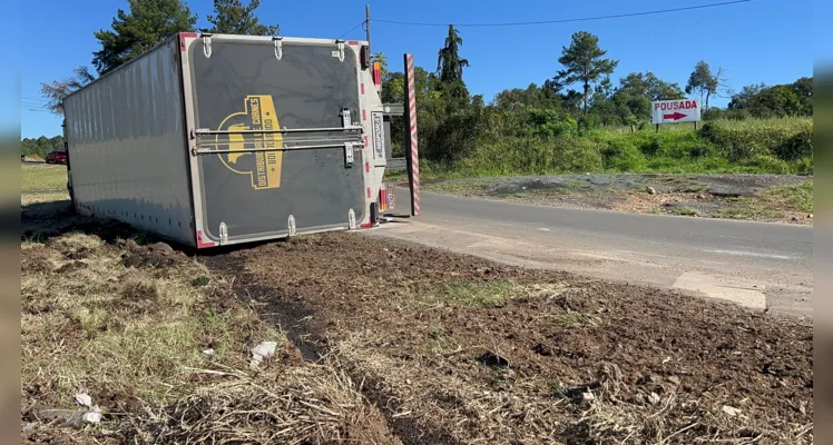 Caminhão tomba no viaduto Santa Terezinha, na BR-376, em Ponta Grossa |