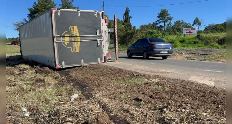 Caminhão tomba no viaduto Santa Terezinha, na BR-376, em Ponta Grossa |