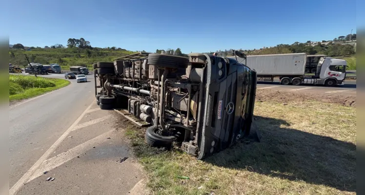 Caminhão tomba no viaduto Santa Terezinha, na BR-376, em Ponta Grossa |