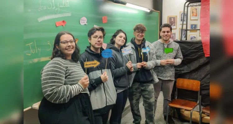 Equipes do Paraná Fala Inglês, Frances e Espanhol promoveram uma atividade lúdica para a divulgação do programa.