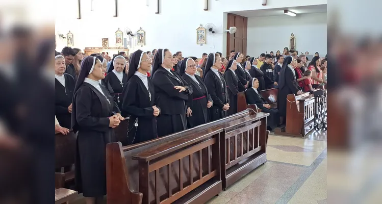 Durante a missa, após a comunhão, houve uma homenagem para as irmãs.