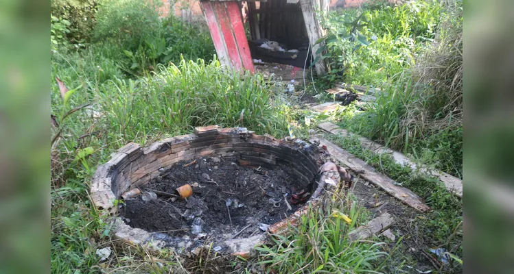 Vítima teria sido queimada em um poço e, em seguida, enterrada ao lado de um barraco de madeira.