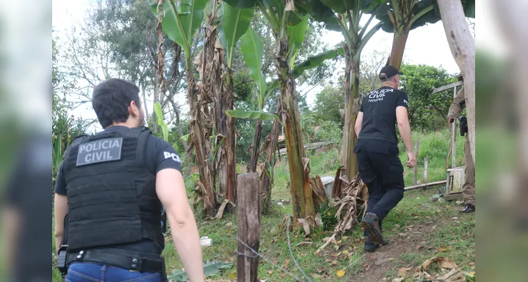 Equipes da Polícia Civil também acompanharam a ocorrência.